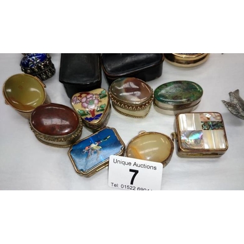 7 - A collection of pill/snuff boxes etc.