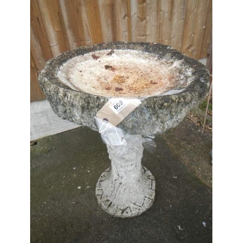 609 - A concrete birdbath