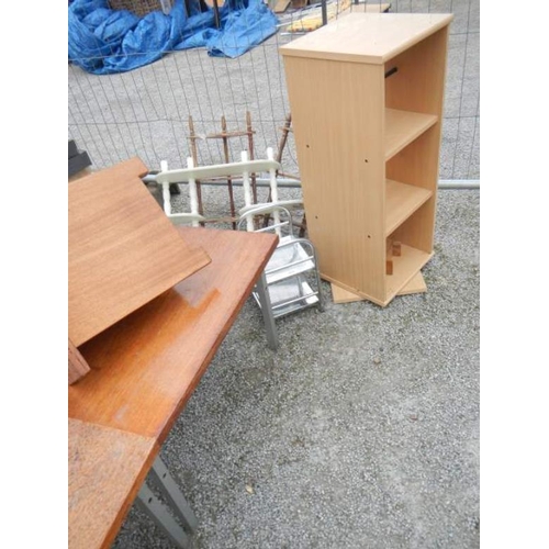 650C - 2 small tables, display racks etc