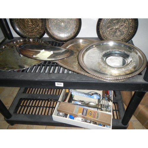 669 - 2 shelves containing silverplate and cutlery