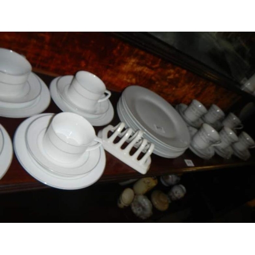 977 - 2 tea sets and dinner plates