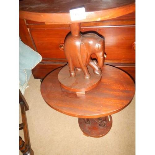 985 - 2 elephant tables