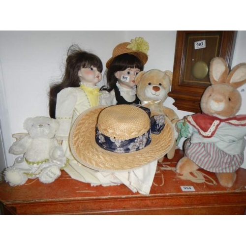 992 - A quantity of dolls