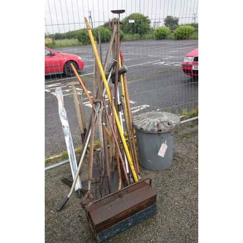 399 - A quantity of garden tools etc.