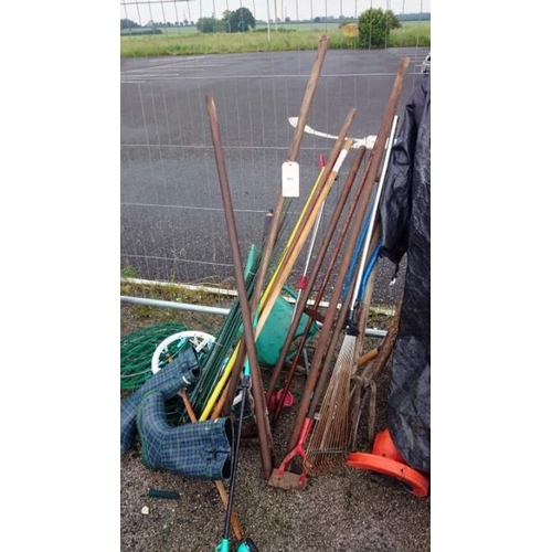 402 - A quantity of garden tools etc.