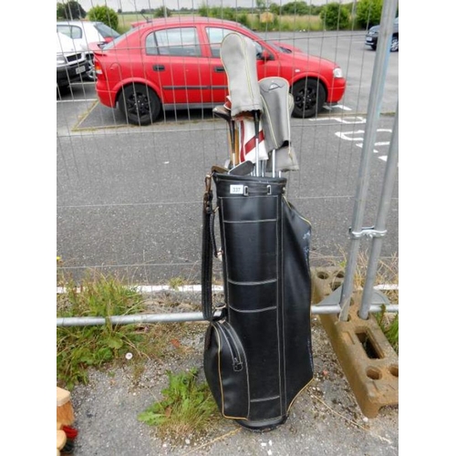 337 - A set of golf clubs in golf bag