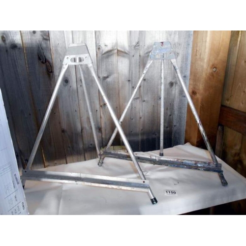 1150 - A pair of metal picture stands