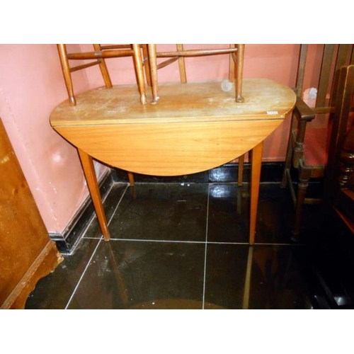 1333 - A drop leaf table