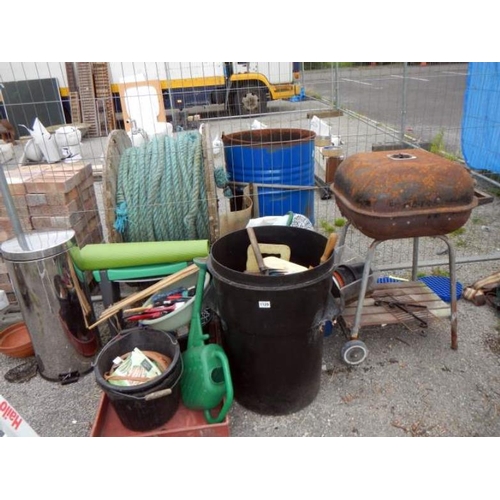 1129 - A large quantity of miscellaneous items including bbq & wire netting etc