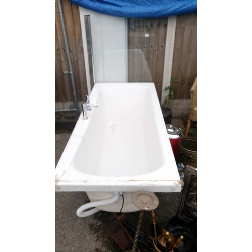 17 - A bath & shower screen