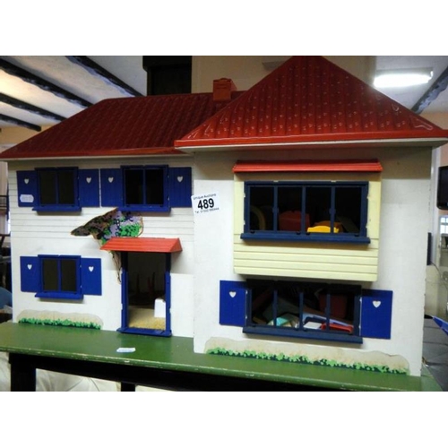 489 - An old dolls house