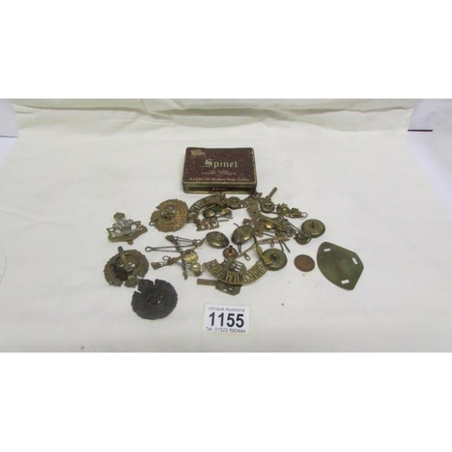 1155 - A quantity of military cap and tunic badges