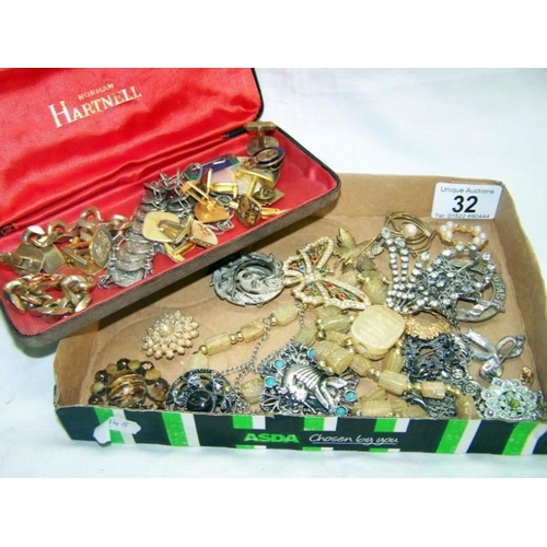 32 - Quantity of costume jewellery inc. brooches