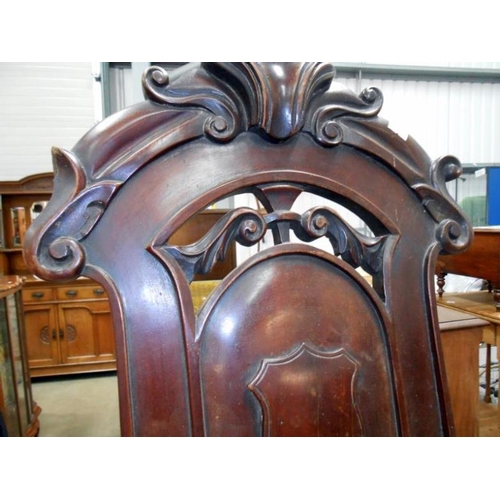 496 - A Victorian mahogany shield back hall chair