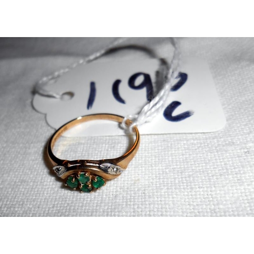 1190C - A 9ct gold ring set green stones, size Q