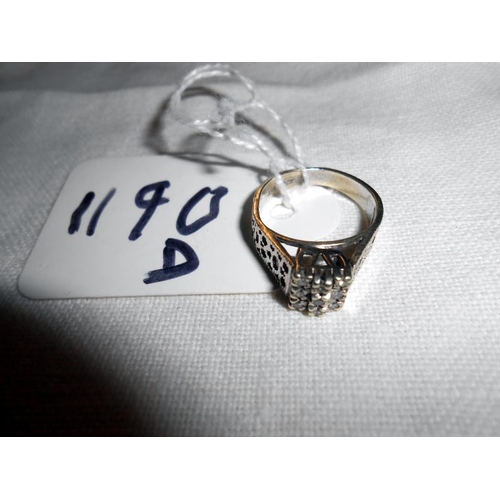 1190D - A 9ct white gold ring, size Q