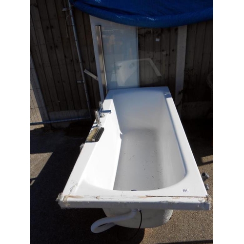 551 - A bath with side panel