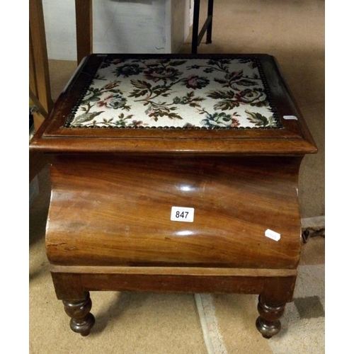 847 - A good Victorian commode with liner