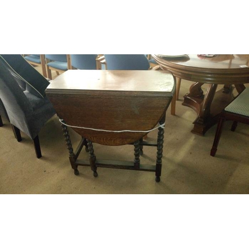 491 - A gate leg drop leaf table