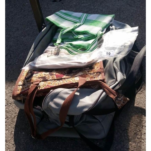 19 - A quantity of bags & holdalls