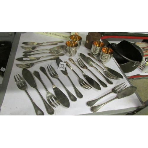 316 - A quantity of silver plate fish cutlery (marked on knives Ravinet Deneery) and a cased set of 4 stir... 