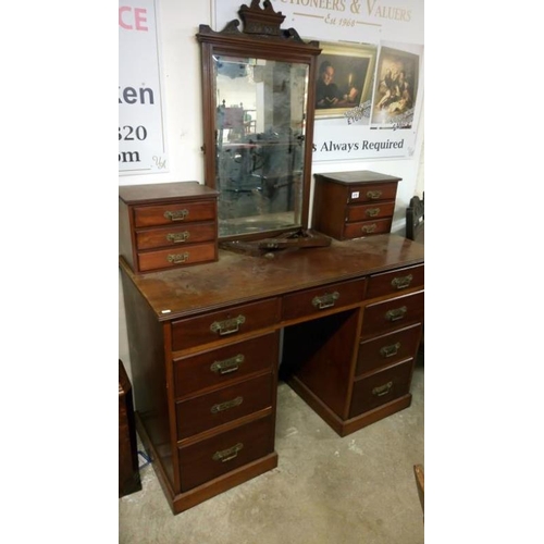 679 - A Victorian mahogany dressing table