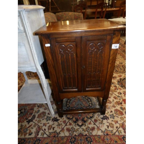 744 - An oak 2 door cabinet