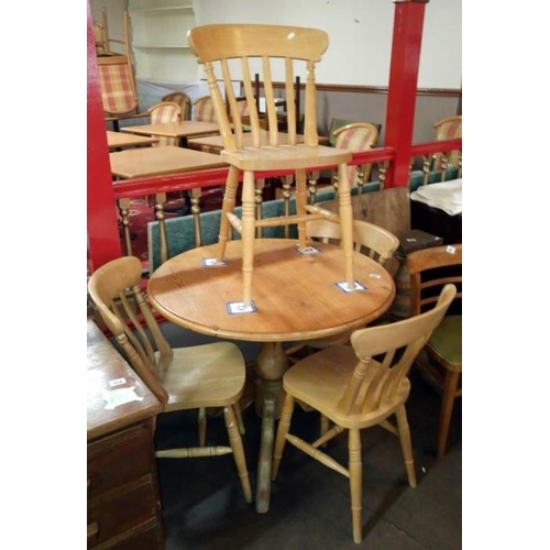 482 - A round pine kitchen table with 4 beech kitchen chairs