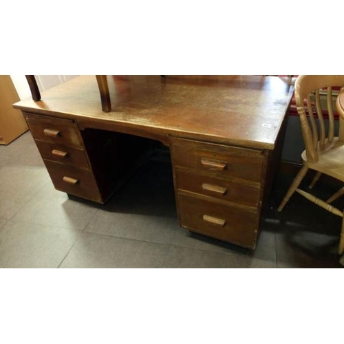 484 - A kneehole desk