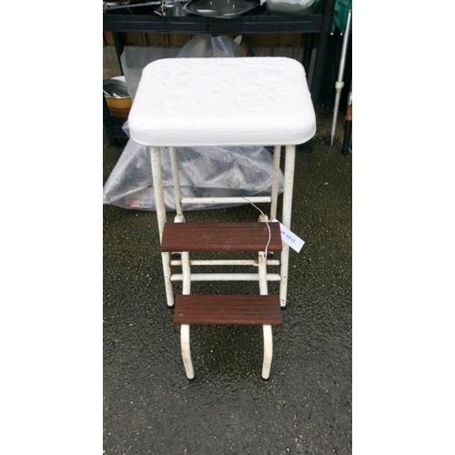 10Q - A kitchen step stool