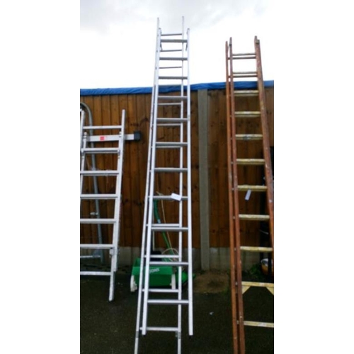 10V - An aluminium ladder