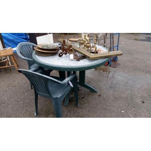 30Q - A garden table & 2 chairs