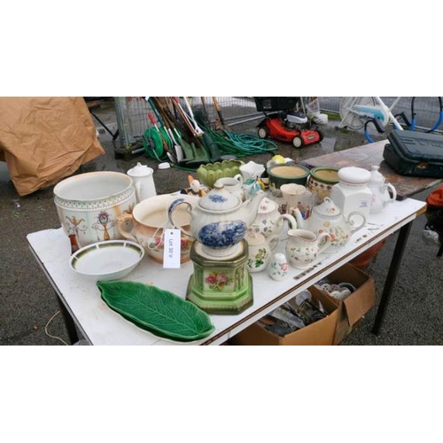 30V - A quantity of miscellaneous items including teapots etc.