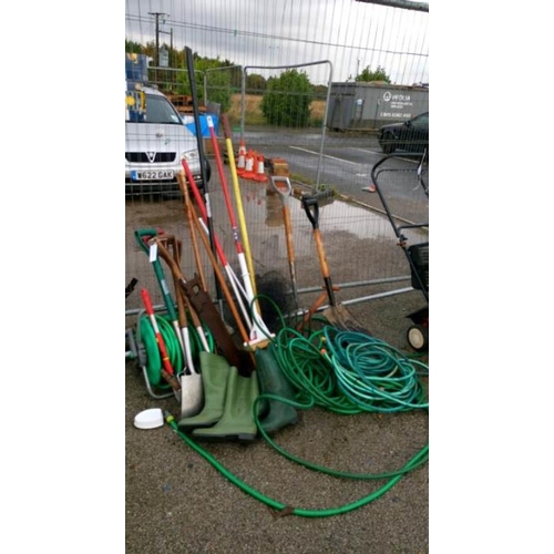 40E - A quantity of garden tools including hose & wellington boots etc.