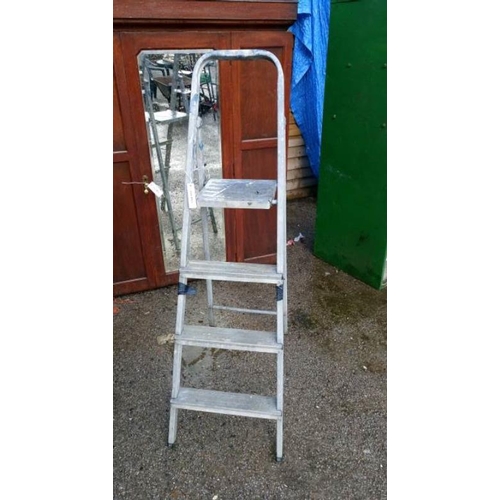 40L - An aluminium step ladder