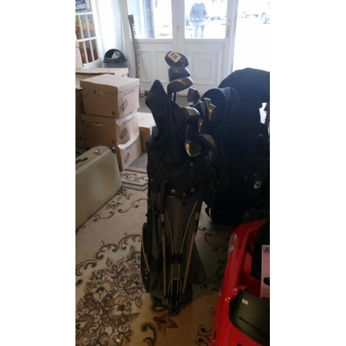 816 - A complete set of golf clubs with carry bag