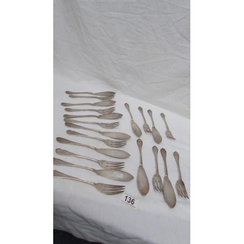 136 - 10 pairs of fish knives and forks