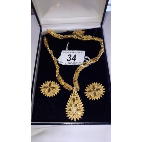 34 - A yellow metal necklace and matching earrings