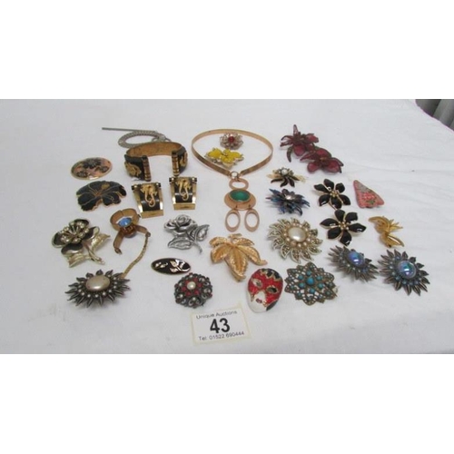 43 - A mixed lot of vintage brooches etc