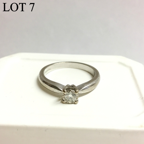 7 - A single stone diamond ring set in 18ct white gold, ring size O, 4.91g.