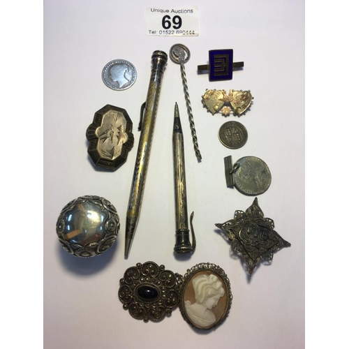 69 - A mixed lot of mainly silver including brooches, pencils etc