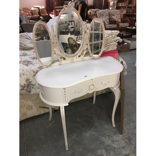 286 - A triple mirrored dressing table