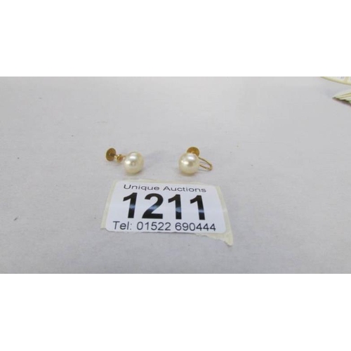 1211 - A pair of yellow gold screw pearl earrings