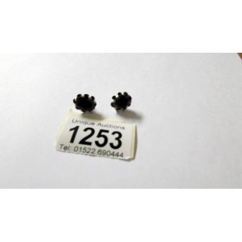 1253 - A pair of garnet set stud earrings