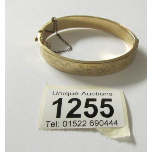 1255 - A bangle marked 9ct gold metal core