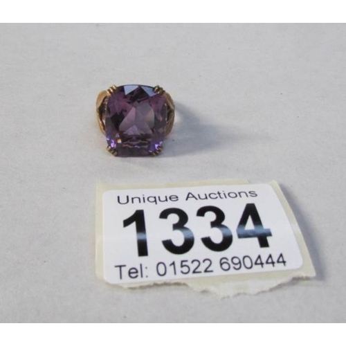 1334 - A 9ct gold ring set large purple stone