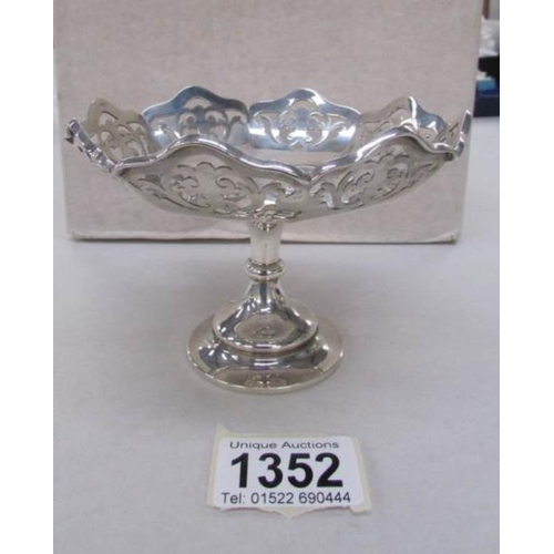 1352 - A pierced silver sweetmeat dish by Deakin & Francis, 1917, hallmarked, 146gms