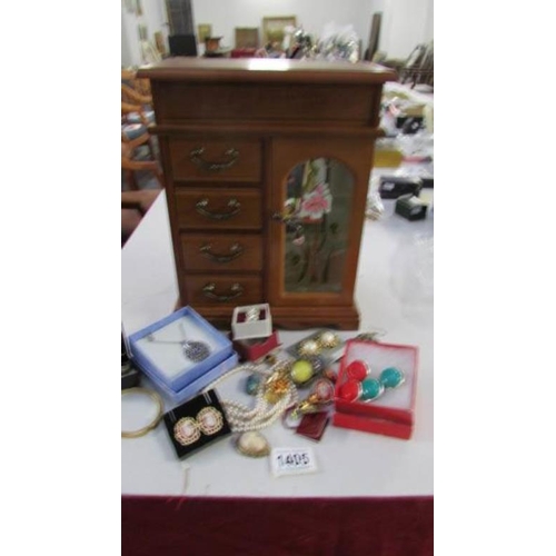 1405 - A wooden jewellery cabinet with costume jewellery