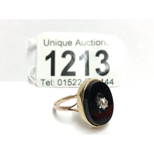 1213 - An 18ct yellow gold onyx oval ring with cartal diamond, size S