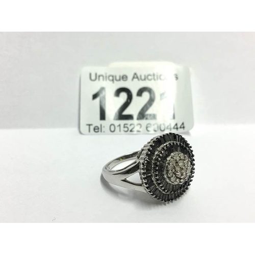 1221 - A circular diamond gold ring of 2 colours, size V